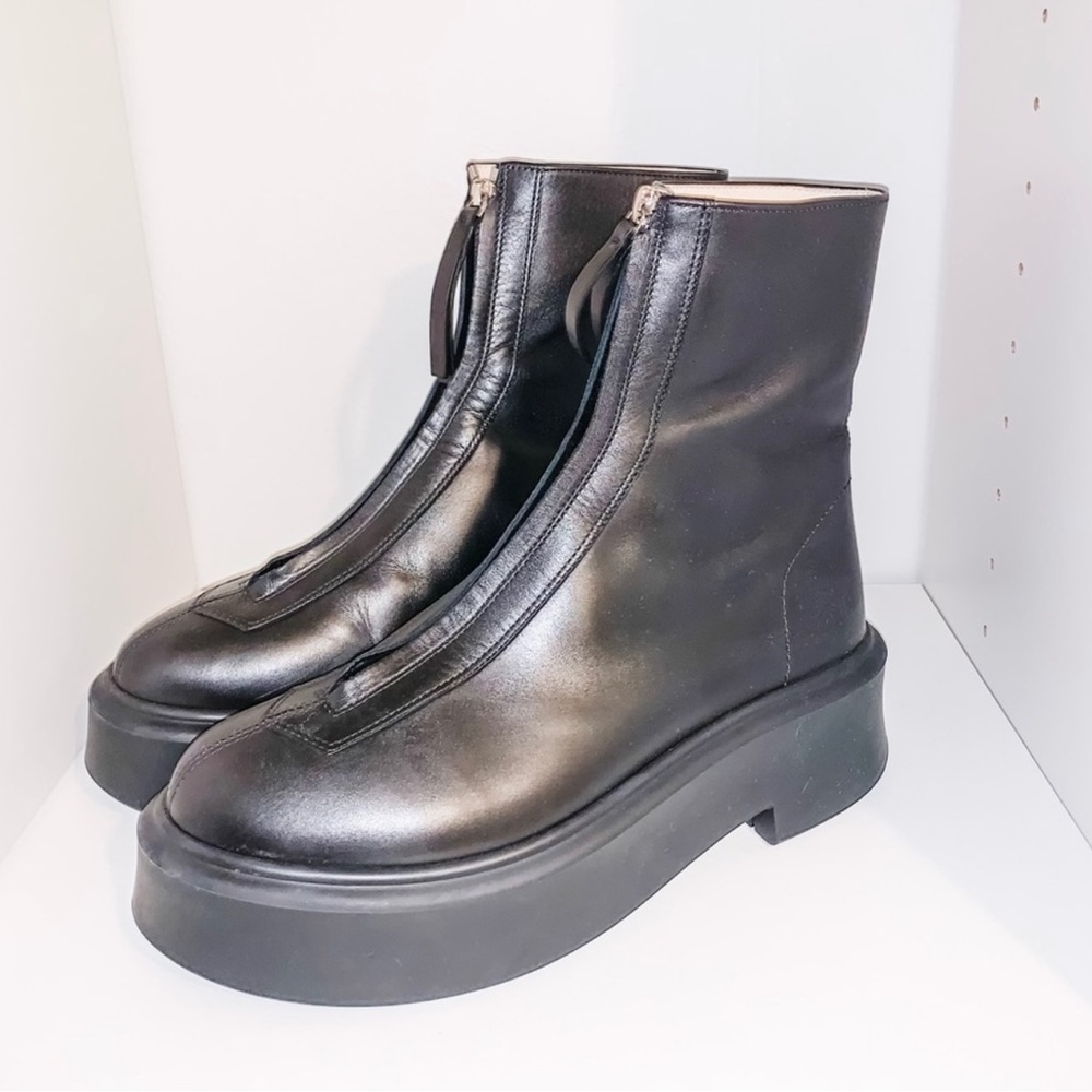 ❌SOLD❌Row zippered Black boots